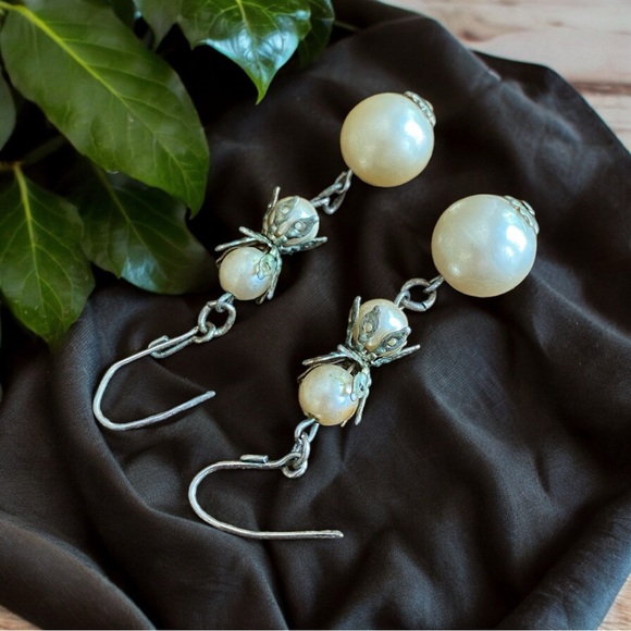Vintage pair of dangling earrings, silver and faux pearl. GVC - Picture 4 of 4